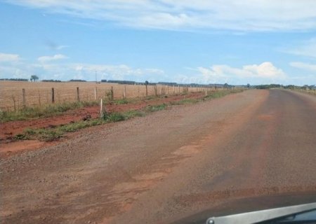 Estrada que dá acesso ao Distrito de Santa Terezinha tem obras paralisadas e população cobra explicação