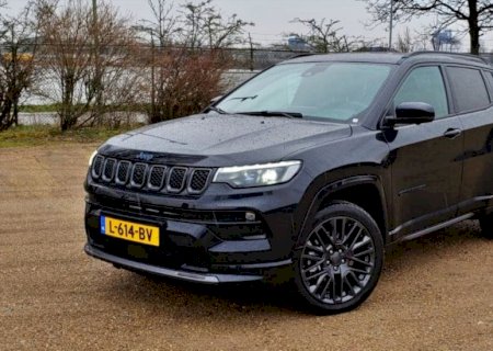 Aceleramos o Jeep Compass 4xe híbrido que faz até 50 km/l com gasolina