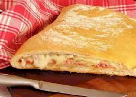 Melhor que de padaria: calzone recheado com presunto e queijo
