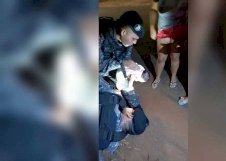 Mãe pede socorro aos prantos e policiais salvam bebê que estava engasgada (Vídeo)