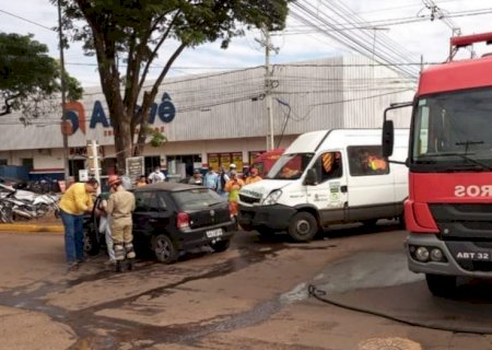 Pai e filha ficam feridos após colisão entre Van e Gol em Caarapó