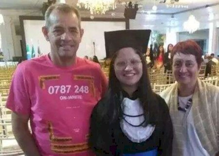 M&atilde;e venceu o c&acirc;ncer para poder se formar e ver a filha na faculdade