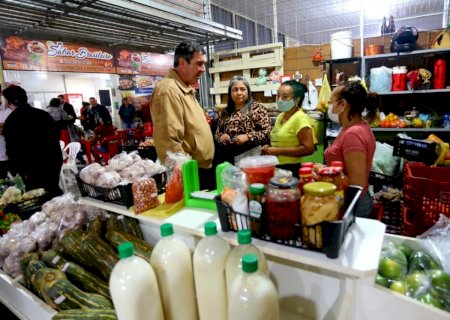 Em Naviraí, Riedel visita comércio e recebe demandas e elogios da população
