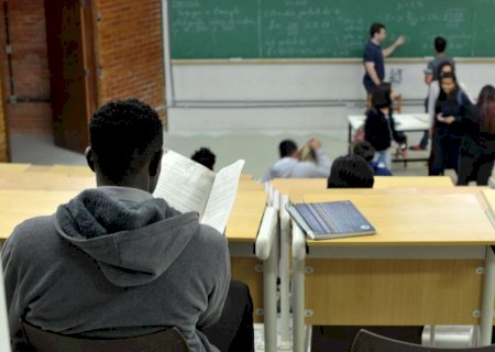 Meninas melhoram desempenho em matemática e se igualam a meninos