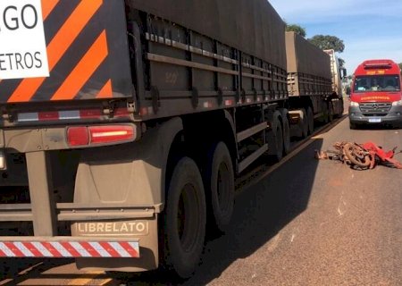 Rio Brilhante,: Motociclista quase vai parar embaixo de carreta em acidente na BR-163