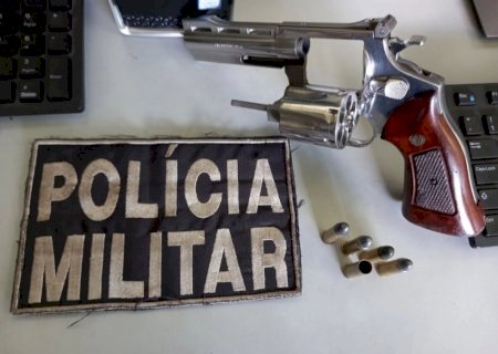 Após denúncia, mulher é flagrada com revólver perto de campo de futebol 