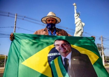 Na expectativa de visita de Bolsonaro, ambulante antecipa venda de bandeiras e estampas de presidente