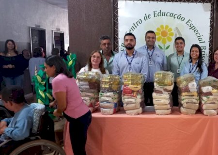 Coamo de Itaporã visita a APAE e realiza doação de cestas básicas a entidade