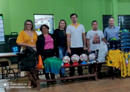 Rotary club em parceira com CMDCA,FMDCA, Casa da amizade, Interact club e R1 Modas, faz entrega de uniformes e materiais esportivos para a escola de futebol MEC-Montese Esporte Clube