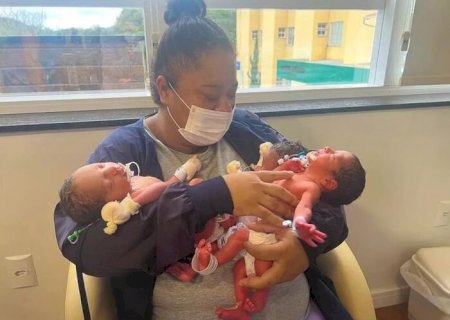 Dez meses após ser mãe de gêmeos mulher dá à luz a trigêmeos em SC