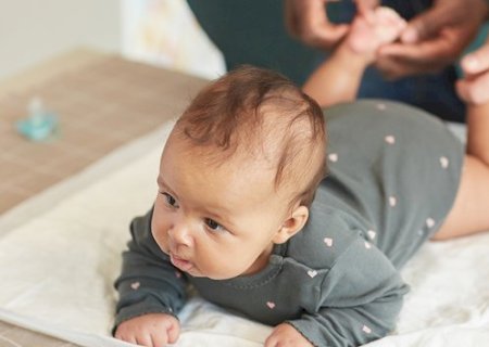 Deixar o bebê de barriga para baixo fortalece a musculatura infantil e estimula o desenvolvimento motor