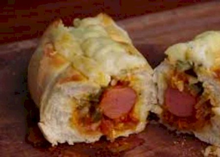 Perfeito para o frio: cachorro-quente delicioso no pão francês