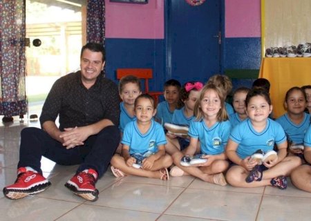 Prefeitura Municipal de Douradina realiza entrega de tênis a todos os alunos da rede municipal de ensino