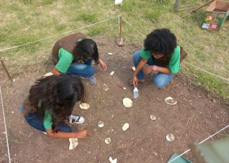 Alunos de escola pública participam de projeto de escavação e arqueologia em MS