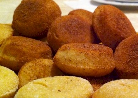 Bolinho de chuva sem fritar fica perfeito e divino; confira a receita