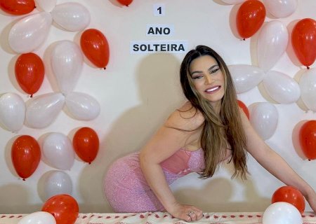 Ex-A Fazenda Raissa Barbosa faz festa para celebrar um ano solteira