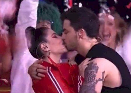 Vídeo. Felipe Neto e Gkay se beijam em festa e web reage: “Fofinho”