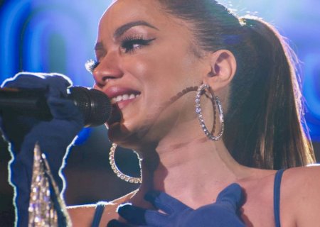 Anitta doa carro e R$ 2,6 mil para casal nos Estados Unidos