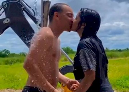 João Gomes leva internet à loucura ao beijar influenciadora; vídeo