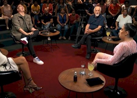 Antes de piada, Fábio Porchat entrevistou Gkay e elogiou a humorista