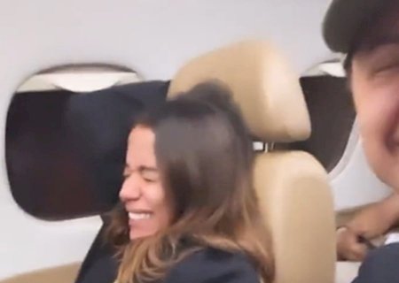 David Brazil zoa Anitta em turbulência de avião: “Sem make e com medo”