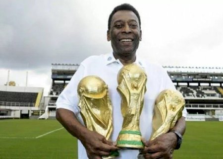 No hospital, Pelé tranquiliza os fãs: “Fazendo minha visita mensal”