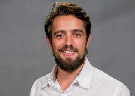 Após divórcio, Rafael Cardoso curte noitada com amigos em bar
