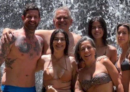 De biquíni, Gloria Pires posa com a família e deseja feliz Natal
