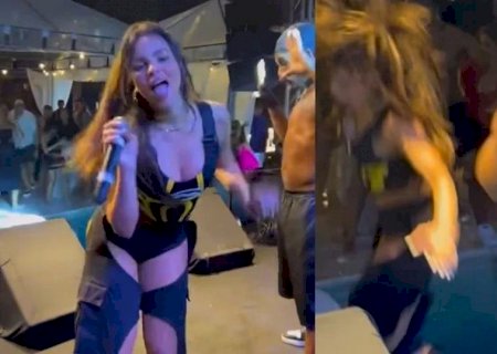 Gabily escorrega do palco e cai em piscina durante show: veja o vídeo