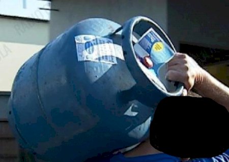 Câmera de segurança registra furto de cinco botijões de gás de depósito em Caarapó