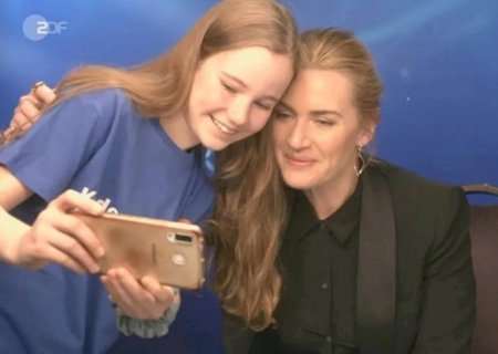 Vídeo. Kate Winslet dá show de empatia e acalma jornalista iniciante