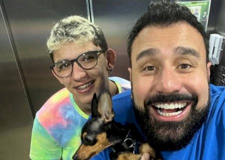 Apresentador da Record se declara para namorado 26 anos mais jovem