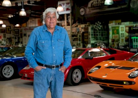 Jay Leno sofre acidente de moto dois meses após incêndio em carro