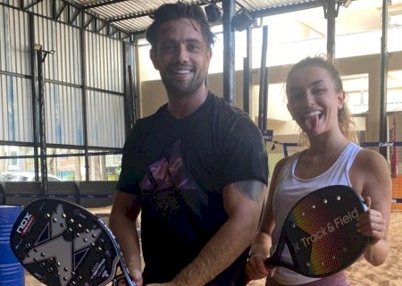 Rafael Cardoso e affair rolam na areia após assumirem romance