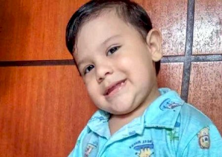 Pequeno gênio brasileiro de 2 anos já sabe ler, somar e palavras em ingles
