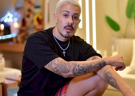Carlinhos Maia sobre fã que não sai da porta de sua casa: “Pare!”