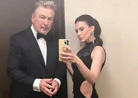 Mulher de Alec Baldwin desabafa após ator ser acusado por homicídio