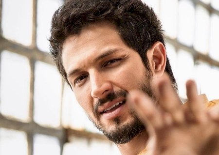 Rômulo Estrela viraliza na web após aparecer nu em novela