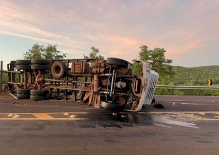 Caminhão tomba na serra de Maracajú e duas pessoas ficam feridas em Nioaque