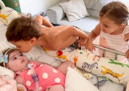 Letícia Cazarré celebra encontro de caçula com filhos mais velhos