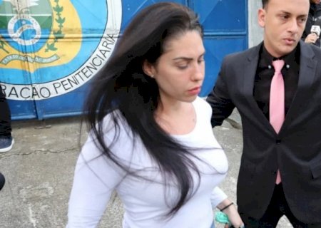 Monique Medeiros é afastada do emprego na Secretaria de Educação