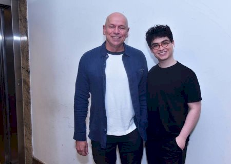 Leandro Karnal posa com o marido após críticas por diferença de idade