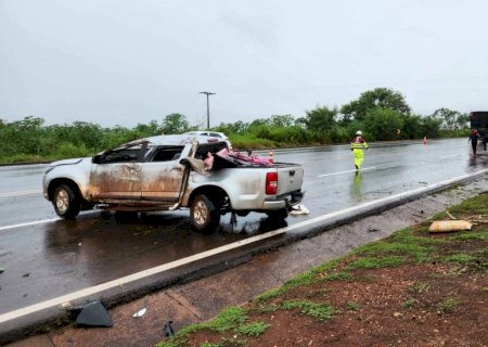 Caminhonete S10 capota na saída de Campo Grande e criança fica presa nas ferragens