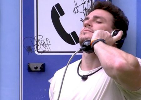 Gustavo atende o Big Fone surpresa, vai direto para a berlinda e puxa outro brother para o paredão