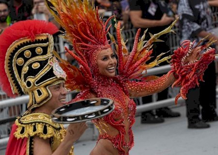 Sabrina Sato tem problema na avenida e desfila com fantasia incompleta