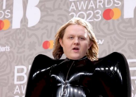 Cantor Lewis Capaldi tem crise de Tourette durante show na Alemanha