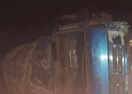 Acidente entre carreta e carro acaba com um morto e um ferido na BR-262 