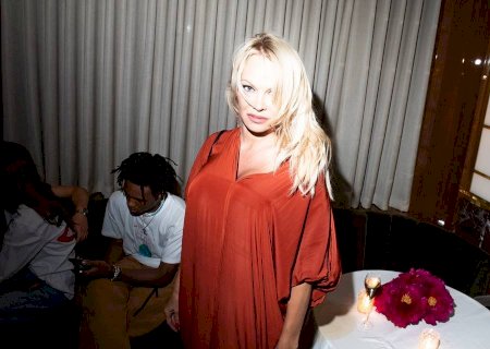 Pamela Anderson revela que seu “melhor sexo” foi com idoso de 80 anos