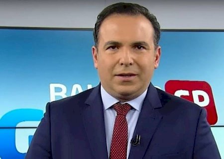Discreto, Reinaldo Gottino posa ao lado da esposa e impressiona