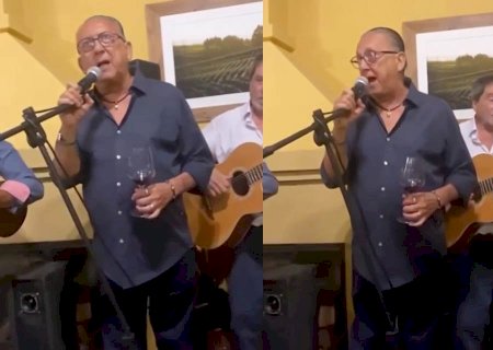 Vídeo: Galvão Bueno solta a voz e canta Roberto Carlos durante jantar